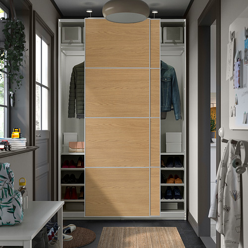 Moderno armario con puertas correderas de roble, que alberga ropa y zapatos en un espacio organizado.