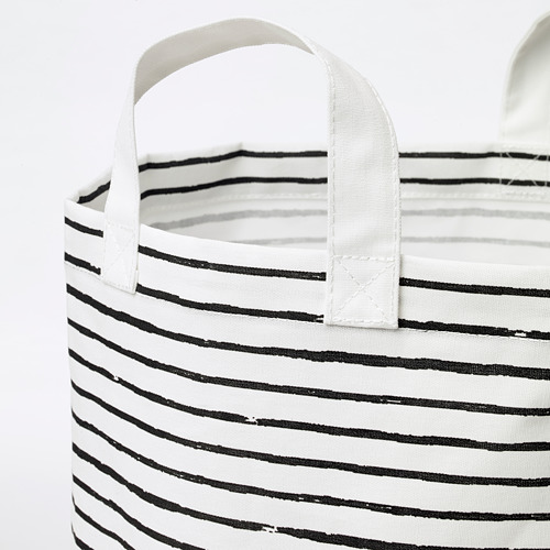 Bolsa de lavandería plegable con rayas negras y asas blancas, con un diseño robusto y práctico.