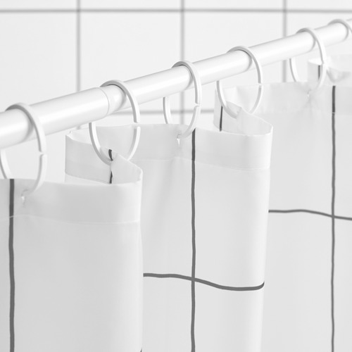 Cortina de ducha blanca con diseño de azulejos gris oscuro que cuelga de anillos y varilla, repelente al agua.