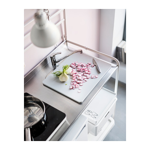 Área de fregadero de cocina con rábanos picados; Diseño moderno blanco, acero inoxidable