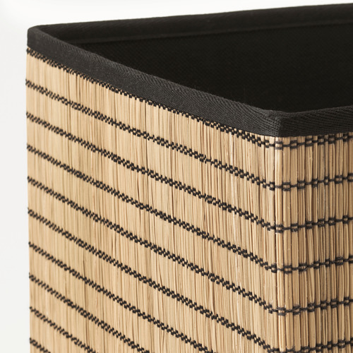 Cesta de pastos marinos tejida a mano, patrón de rayas, construcción duradera, acabado oscuro.