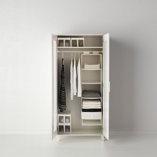 Un organizador de armario blanco con estantes plegables, que sujetan ropa y artículos doblados, diseñado para un uso eficiente del espacio.