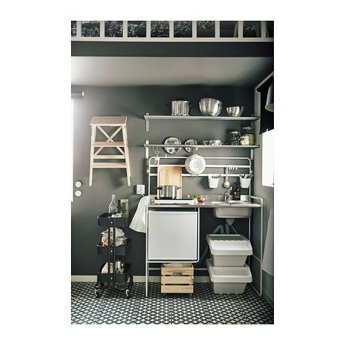 Pequeña cocina moderna con mini-nevera blanca, fregadero, estantes de almacenamiento y piso estampado.