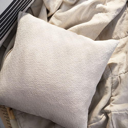 Almohada de algodón blanco roto con estampado texturizado, forma rectangular, cierre de cremallera.