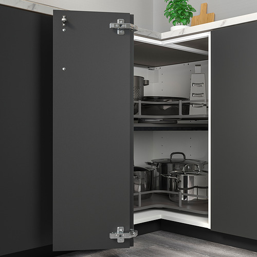 Mueble de cocina gris, parcialmente abierto con ollas, bisagras ajustables.