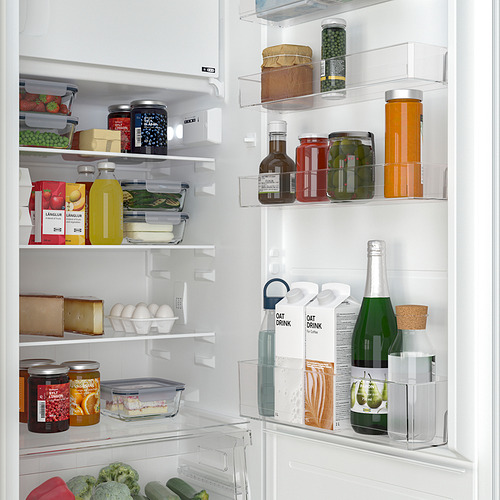 Nevera bien organizada con estantes ajustables, con frutas, verduras, quesos, bebidas y condimentos en un orden ordenado.
