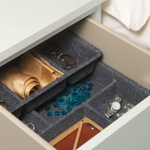 Bandejas de cajones organizadas para accesorios, joyas y relojes. El diseño apilable maximiza el espacio.