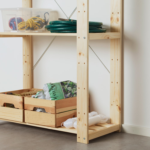 Estantes de garaje de madera con herramientas, suministros de jardinería y cuerdas.
