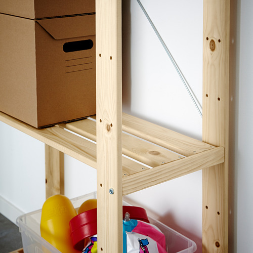 Estantería de madera con cajas y juguetes. Duradero para cargas pesadas, soporta varios artículos.
