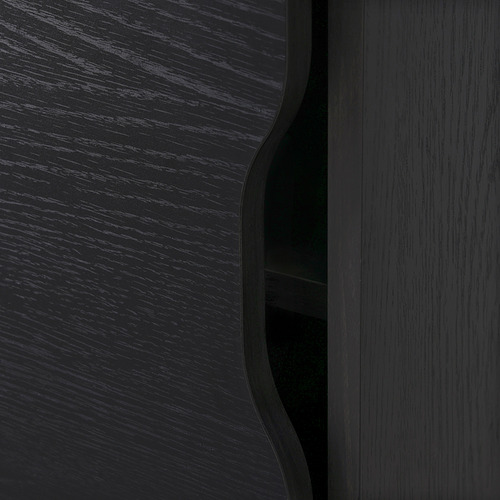 Muebles de madera oscura en primer plano, con una superficie lisa y pulida y un borde redondeado.