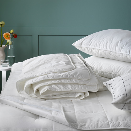 Cama con protector de colchón acolchado ÄNGSKORN blanco, perfectamente doblado; Aspecto suave, fresco y acogedor.