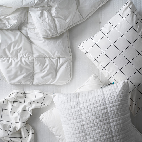 Ropa de cama blanca: edredón, almohada y sábanas dispuestas. 100% algodón, diseño acolchado.