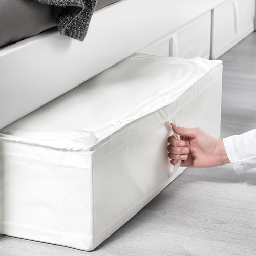 Persona tirando de un estuche de almacenamiento blanco debajo de la cama; Ideal para artículos de temporada y protección contra el polvo.