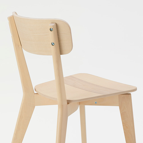 Una robusta silla de madera con acabado natural, con respaldo curvo y asiento en capas, que muestra una artesanía de calidad.