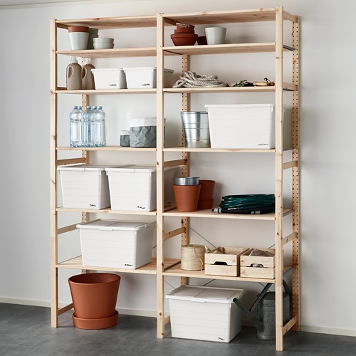 Estantería de madera clara con múltiples cajas de almacenamiento blancas y varios artículos cuidadosamente organizados.