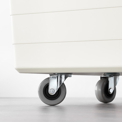 Primer plano de la caja con ruedas que muestra una fácil movilidad y estabilidad.