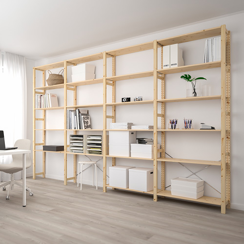 Estantería grande de madera ligera IVAR. Sostiene cajas, libros y plantas. Diseño alto, rectangular y minimalista.