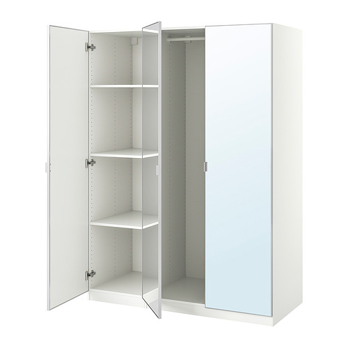 Un armario PAX blanco con puertas de espejo y estantes abiertos, con un diseño moderno y minimalista.