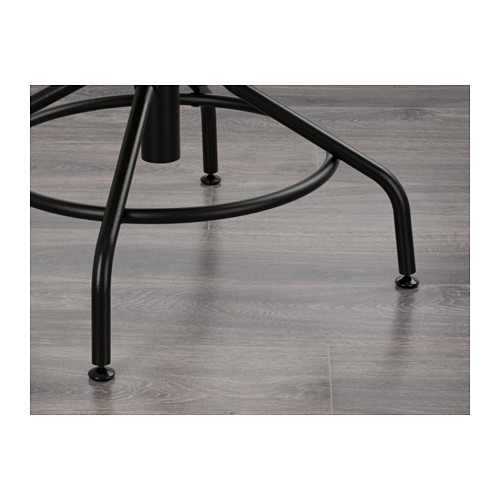 Base de metal negro de la silla giratoria KULLABERG con patas ajustables sobre suelo gris.