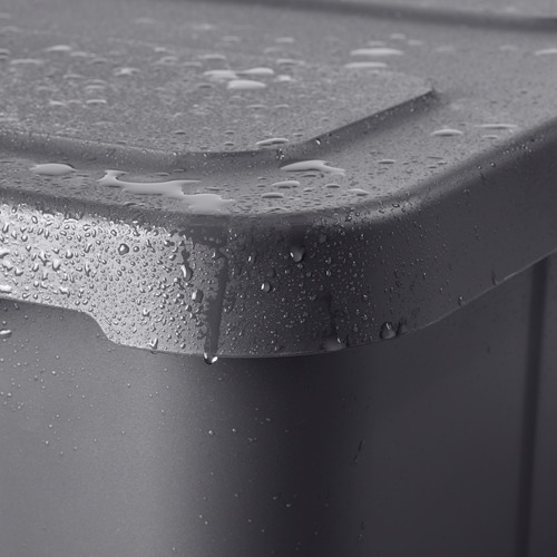 Primer plano de las gotas de agua en la tapa de la caja KLÄMTARE que muestra el detalle del borde impermeable.
