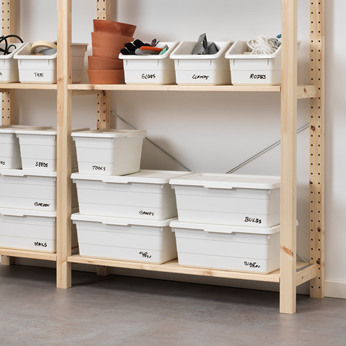 Almacenamiento de estantes de madera con cajas blancas etiquetadas con semillas, herramientas, juegos y bulbos. Las cajas tienen tapas a presión para protección contra el polvo y diseño apilable.