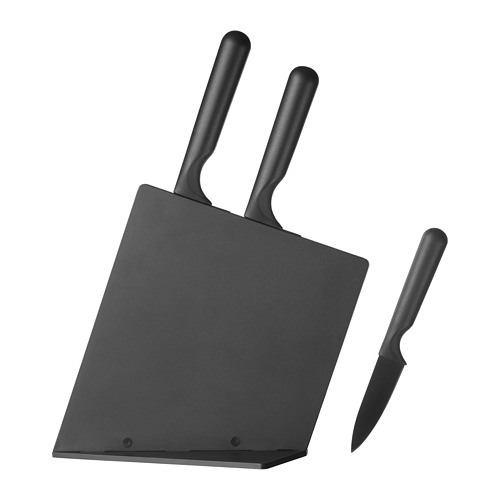 Juego de cuchillos JÄMFÖRA negros con bloque, con tres cuchillos con empuñaduras de goma sujetados en un bloque vertical.