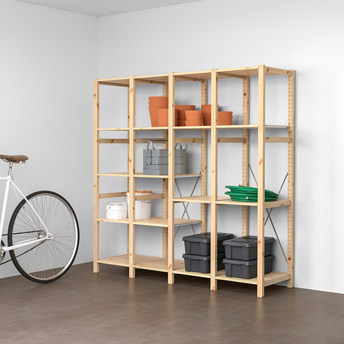 Estante de almacenamiento IVAR: madera natural, contiene macetas, latas y contenedores de terracota. Junto a una bicicleta blanca, grande.