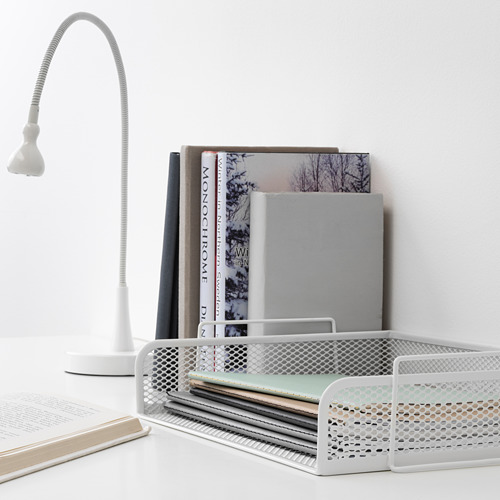 El organizador de escritorio de metal blanco DRÖNJÖNS con bandejas para cartas de 2 niveles sostiene libros y papeles de forma ordenada.