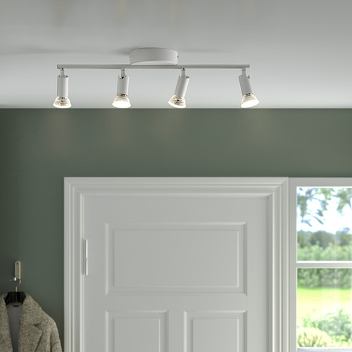 Moderno carril de techo con 4 focos orientables, ideal para pasillos o islas de cocina, montado sobre un techo blanco.