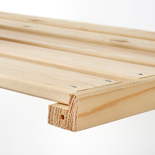 Primer plano de un tablón de madera robusto y sin terminar con vetas y grosor visibles.