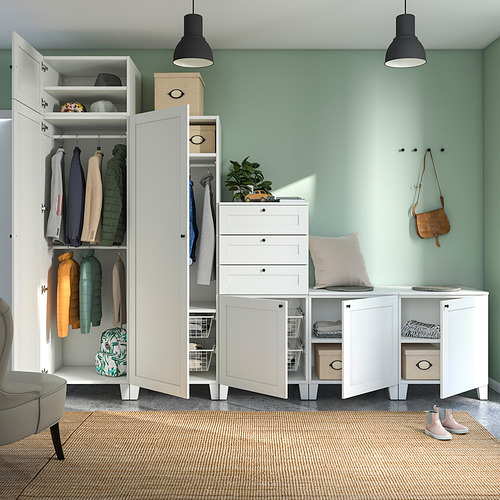 Armario moderno con cajones y estantes, lleno de ropa y accesorios, con pomos y cajas de almacenamiento.
