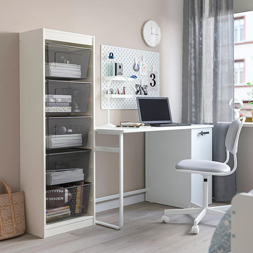 Una solución de almacenamiento TROFAST blanca con cajas de malla a la izquierda y un escritorio con una silla para portátil a la derecha, organizando eficientemente un espacio de trabajo.