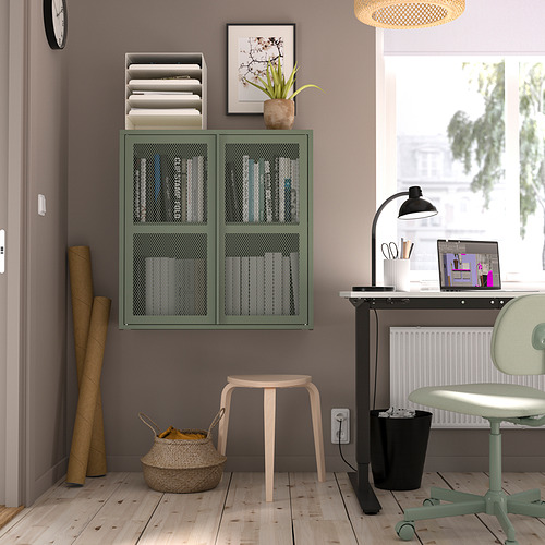 Moderna oficina en casa con gabinete de malla IVAR verde, computadora portátil, taburete y decoración.