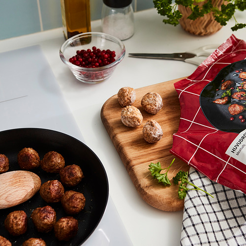 Albóndigas de cocina, crudas, marca HUVUDROLL, arándanos, utensilios.