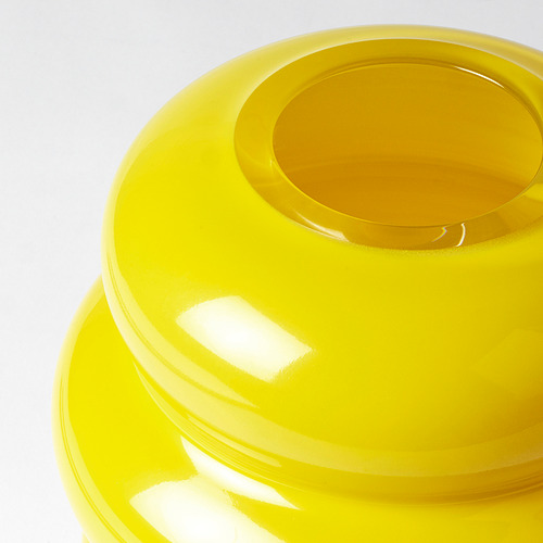 Jarrón de vidrio amarillo brillante con bordes lisos y redondeados y una amplia abertura. Acabado de alta calidad, que refleja la luz, muestra claridad y artesanía.