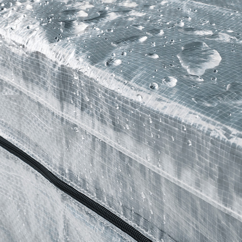 Gotas de agua en la cubierta protectora HYLLIS, que muestran la abertura de circulación de aire en la parte superior.