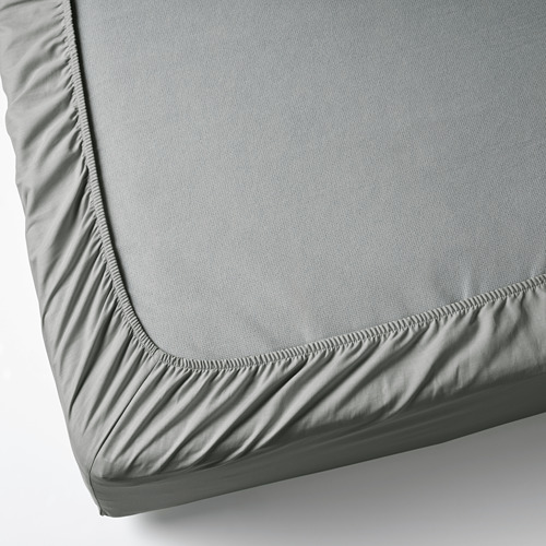 Sábana bajera DVALA gris confeccionada en suave algodón. Se adapta a colchones de hasta 26 cm de grosor.