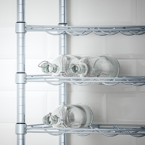 Estantería de alambre cromado de tres niveles, ideal para almacenar cristalería o botellas en la cocina.