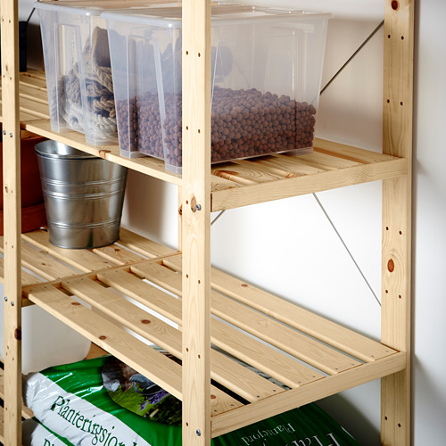 Estantes de almacenamiento de madera que almacenan varios artículos, mostrando una configuración de garaje organizada.