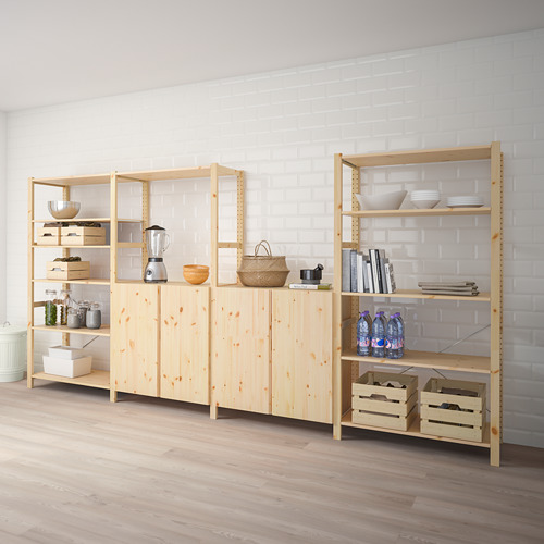 Las estanterías IVAR de madera almacenan artículos de cocina; licuadora, tazones, botellas, platos. Alto, de color claro, robusto y espacioso.