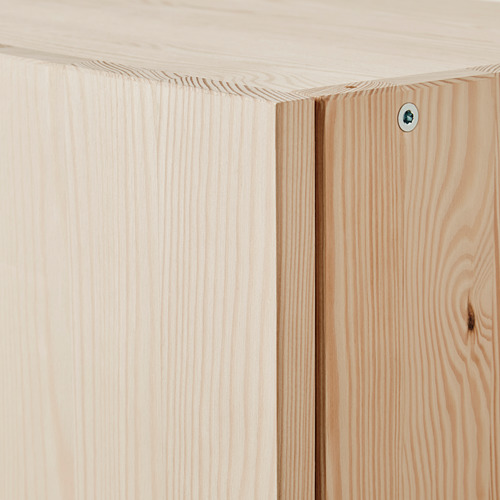 Primer plano de los armarios IVAR robustos, de madera de pino lisa con vetas visibles.