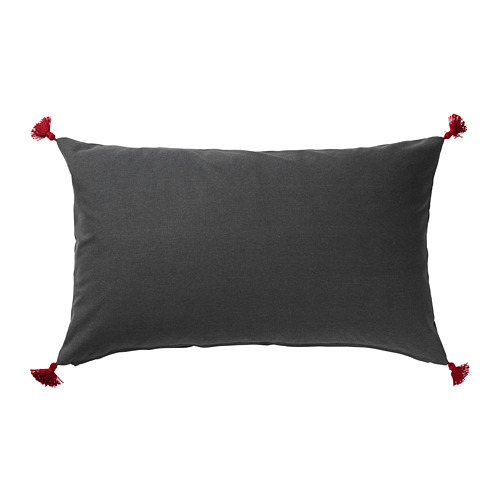 Cojín SKOGSKORN gris con borlas rojas, rectangular, textura bordada, relleno de plumas de pato.