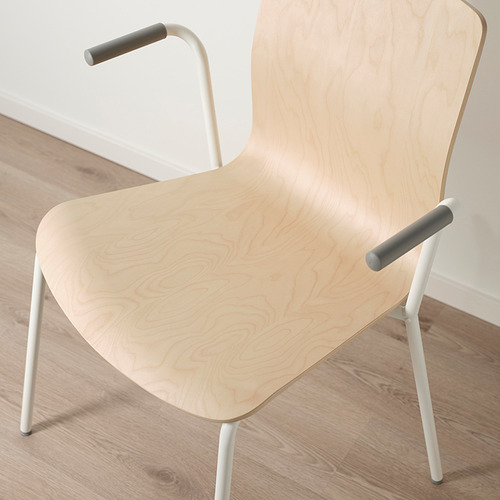 Silla escandinava moderna con asiento de madera natural, patas de metal claro y reposabrazos oscuros.