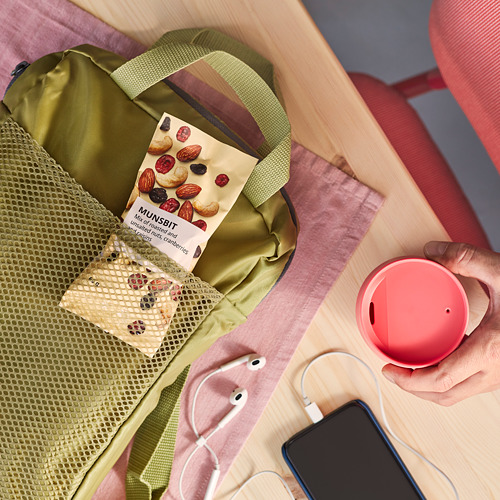Persona con estuche rojo, mochila verde, bocadillos, teléfono, auriculares, comida MUNSBIT.