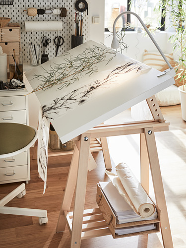 Estudio de arte con caballete de madera MITTBACK que muestra un dibujo lineal abstracto, cerca del escritorio con suministros.