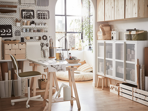 Espacio de trabajo moderno con escritorio de madera, función de inclinación y decoración.