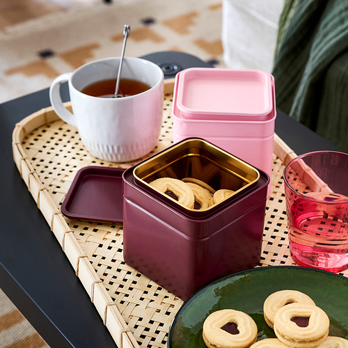 Lata rosa BLOMNING , pequeña, para café/té, apilable, metálica, cuadrada, con diseño elegante en bandeja de mimbre.
