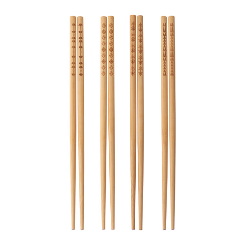 Cuatro pares de palillos de bambú de color marrón claro, cada uno con patrones grabados únicos, de pie en posición vertical en una fila ordenada.