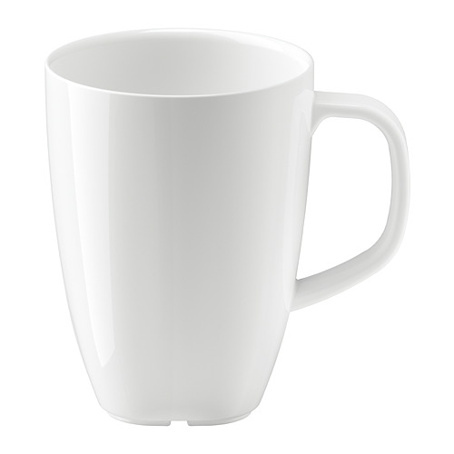 Taza de cerámica blanca, diseño sencillo, asa lisa, forma robusta y redonda.