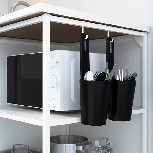 Estantería de cocina con microondas y cubiertos colgantes. Sujeta utensilios y ahorra espacio.